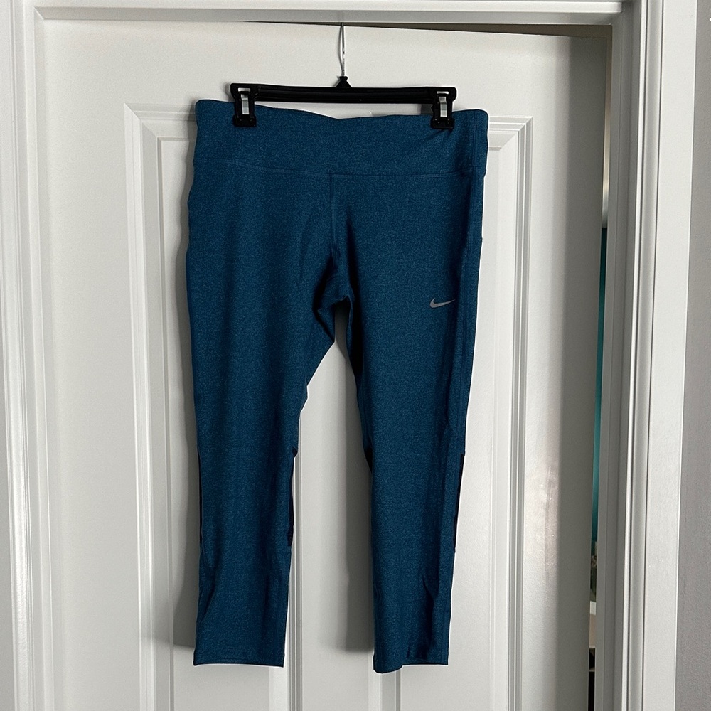 Nike women’s capri leggings size large